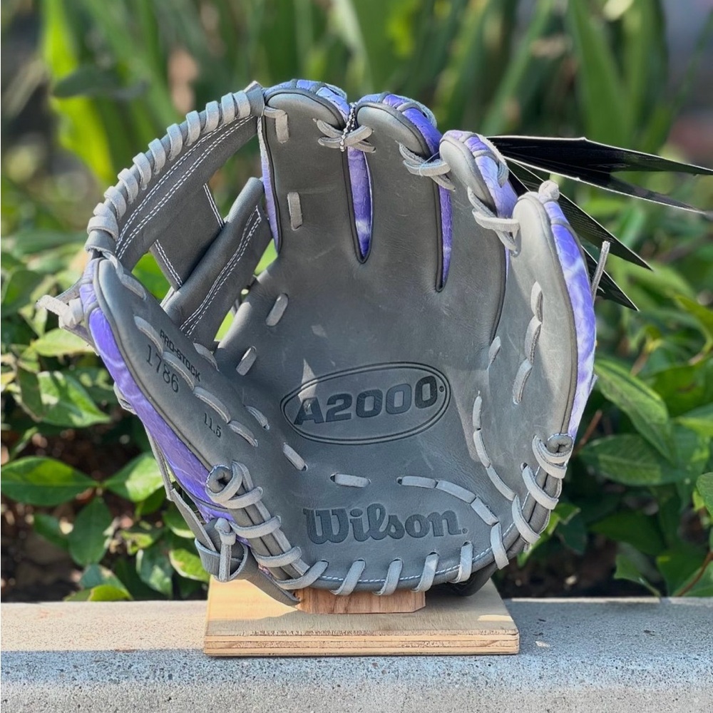 Wilson baseball gloves - Picture 3 of 3